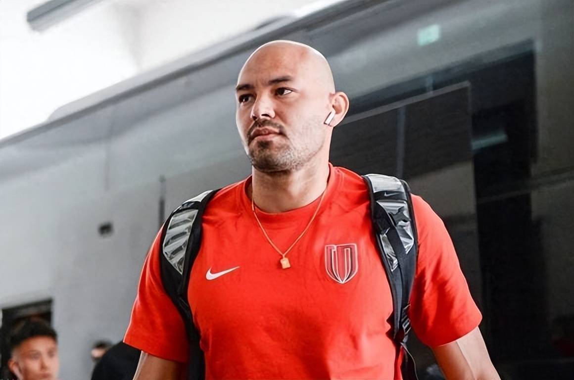 成都蓉城刚花费重金引进的新外援中卫，本轮却没出战亚冠资格，引发热议