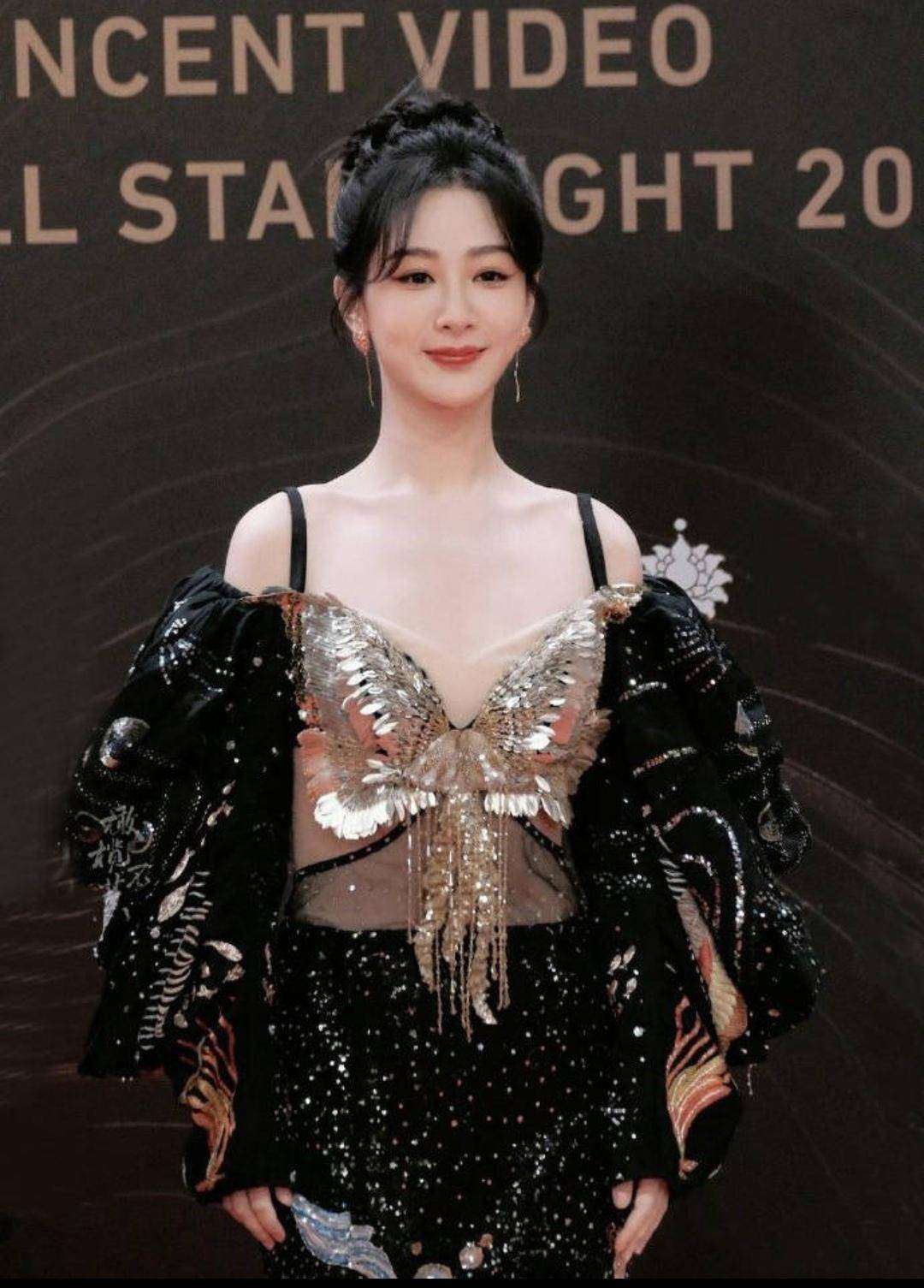 杨紫金色刺绣礼服被批显壮,工作室晒生图反击:恶意p图