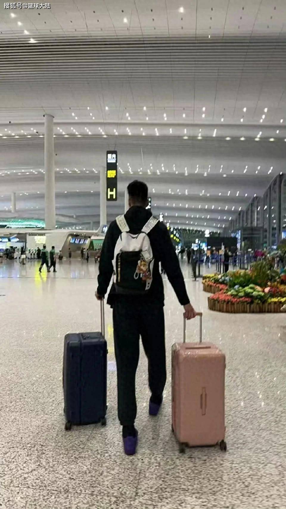 感动！余嘉豪辗转3万里，驰援中国男篮