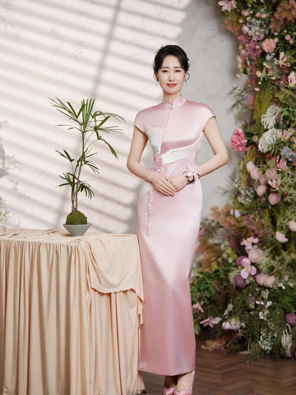 秦岚、李沁爱上同一件衣，热依扎、薛凯琪戴了同一朵花