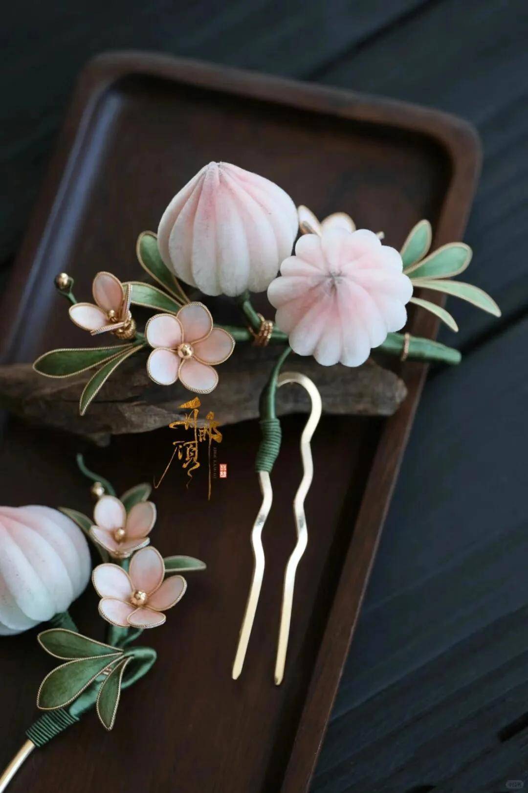 秦岚、李沁爱上同一件衣，热依扎、薛凯琪戴了同一朵花