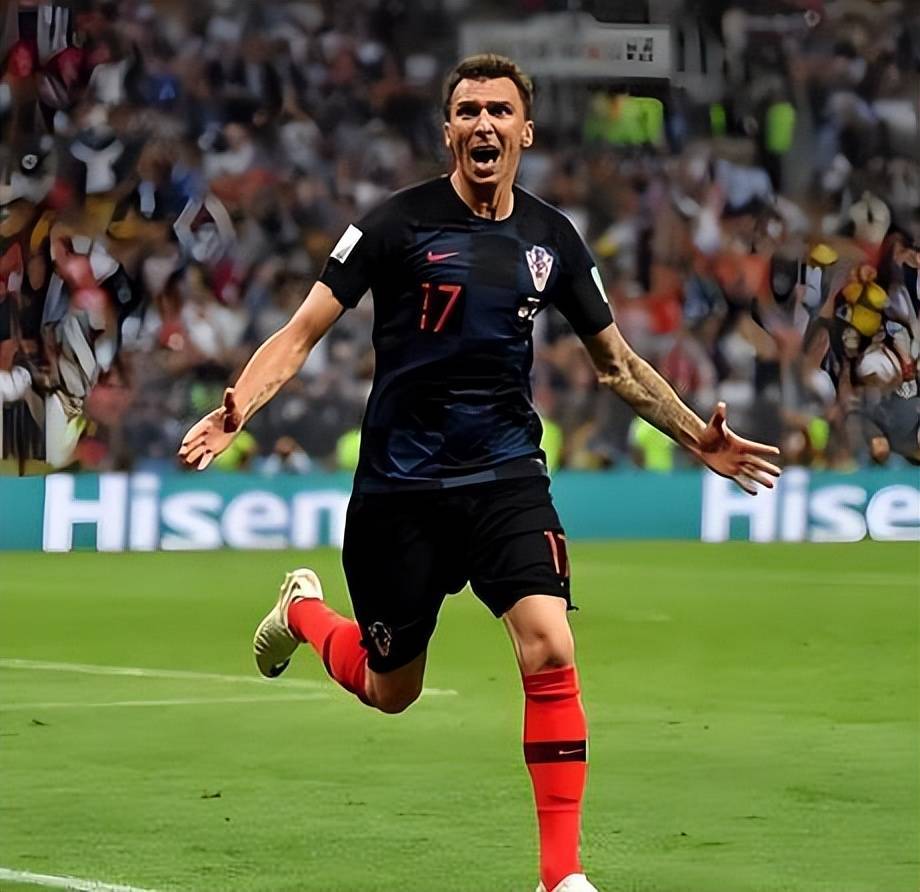 大手笔！泰山队热身赛刚2比9惨败申花，国足新归化+阿贾克斯锋霸就转会入队