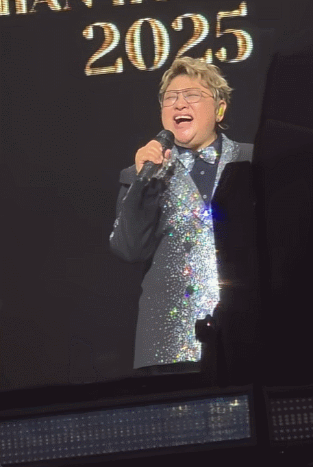 54岁的韩红,唱功被质疑退步,演唱会上清唱《青藏高原》证明实力