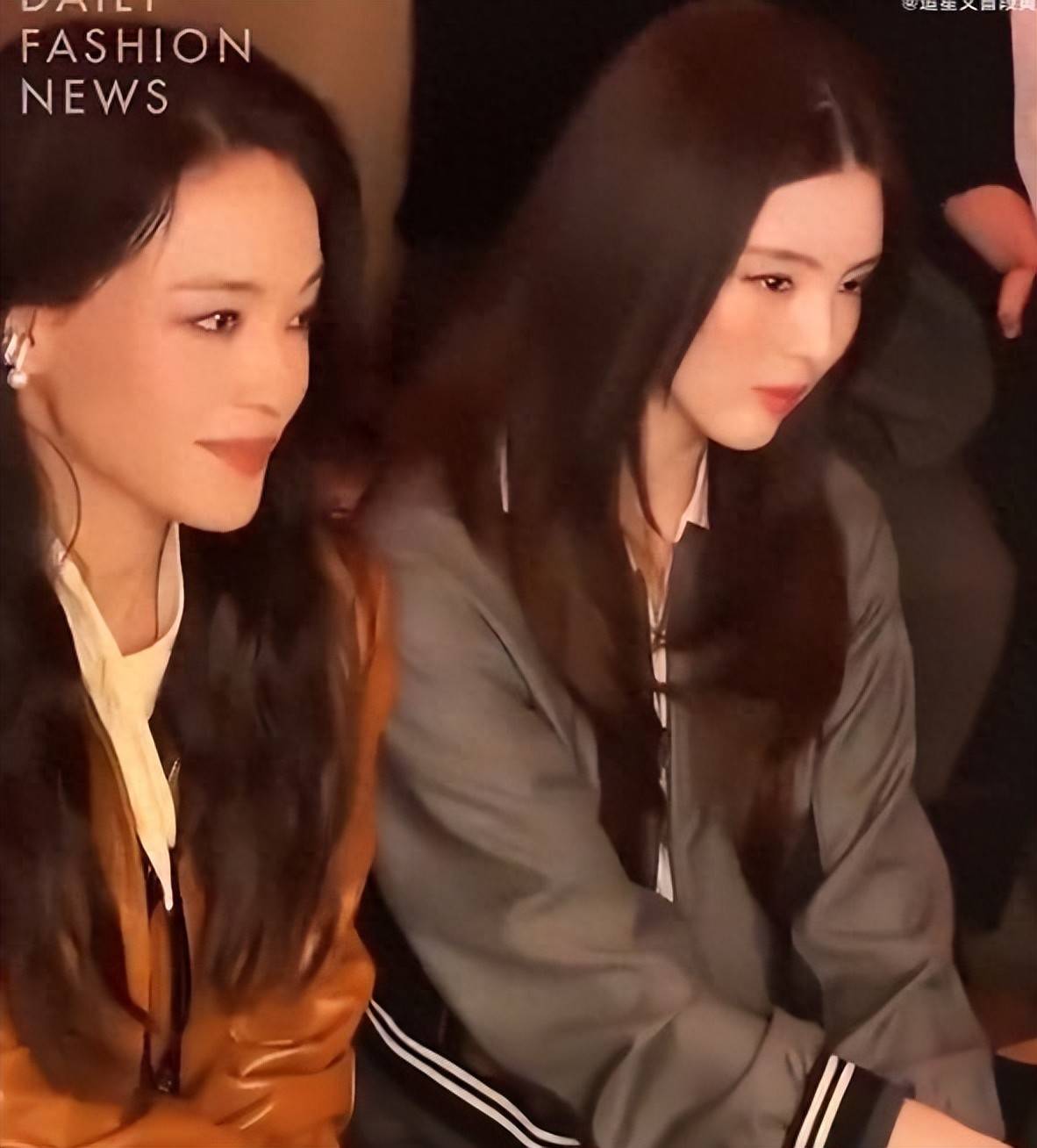 原创 舒淇韩素希看秀同框，网友：一张漂亮脸旁边还是一张漂亮脸封面图