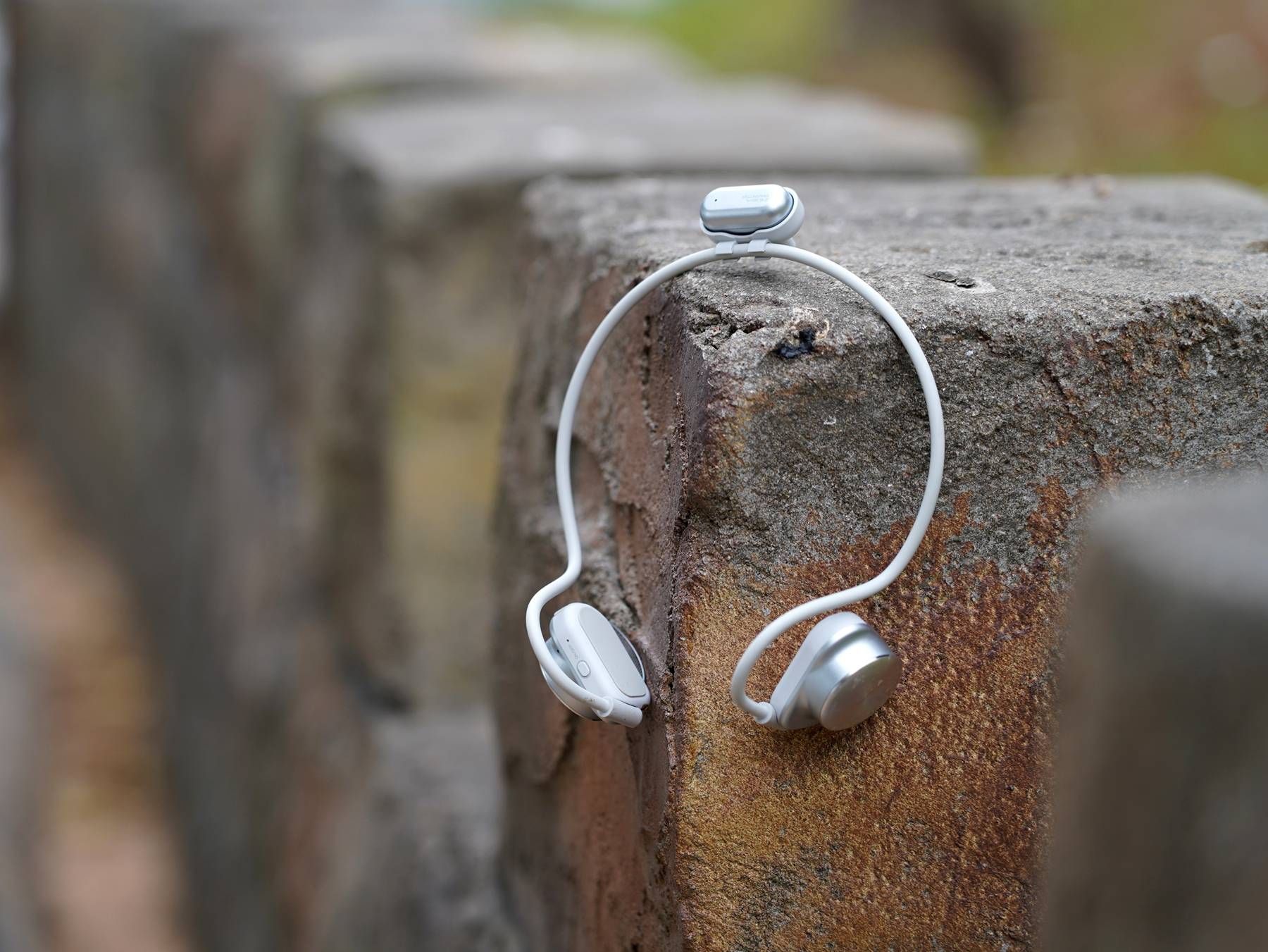 耳挂式智能音箱+可拆卸麦克风？弱水时砂SpeakFeel玩法有点多