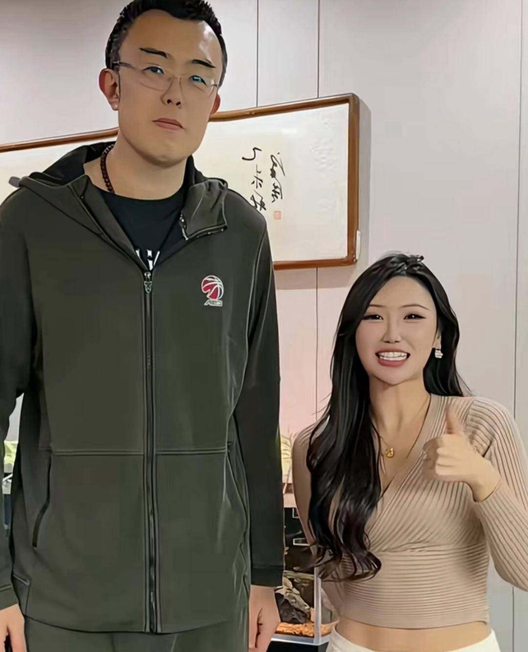 女网红偶遇韩德君合影退役仅一年却身材急剧消瘦引发关注