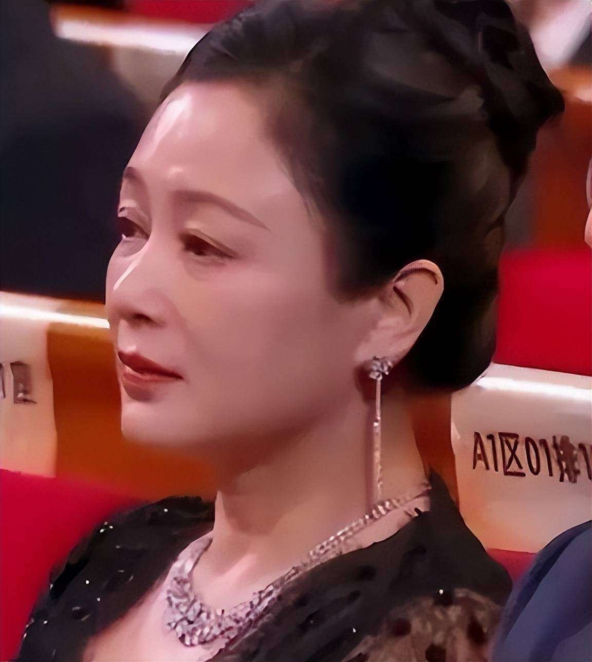 陈飞宇靠年代剧爆火扒陈红旧照没遗传神仙颜值太可惜