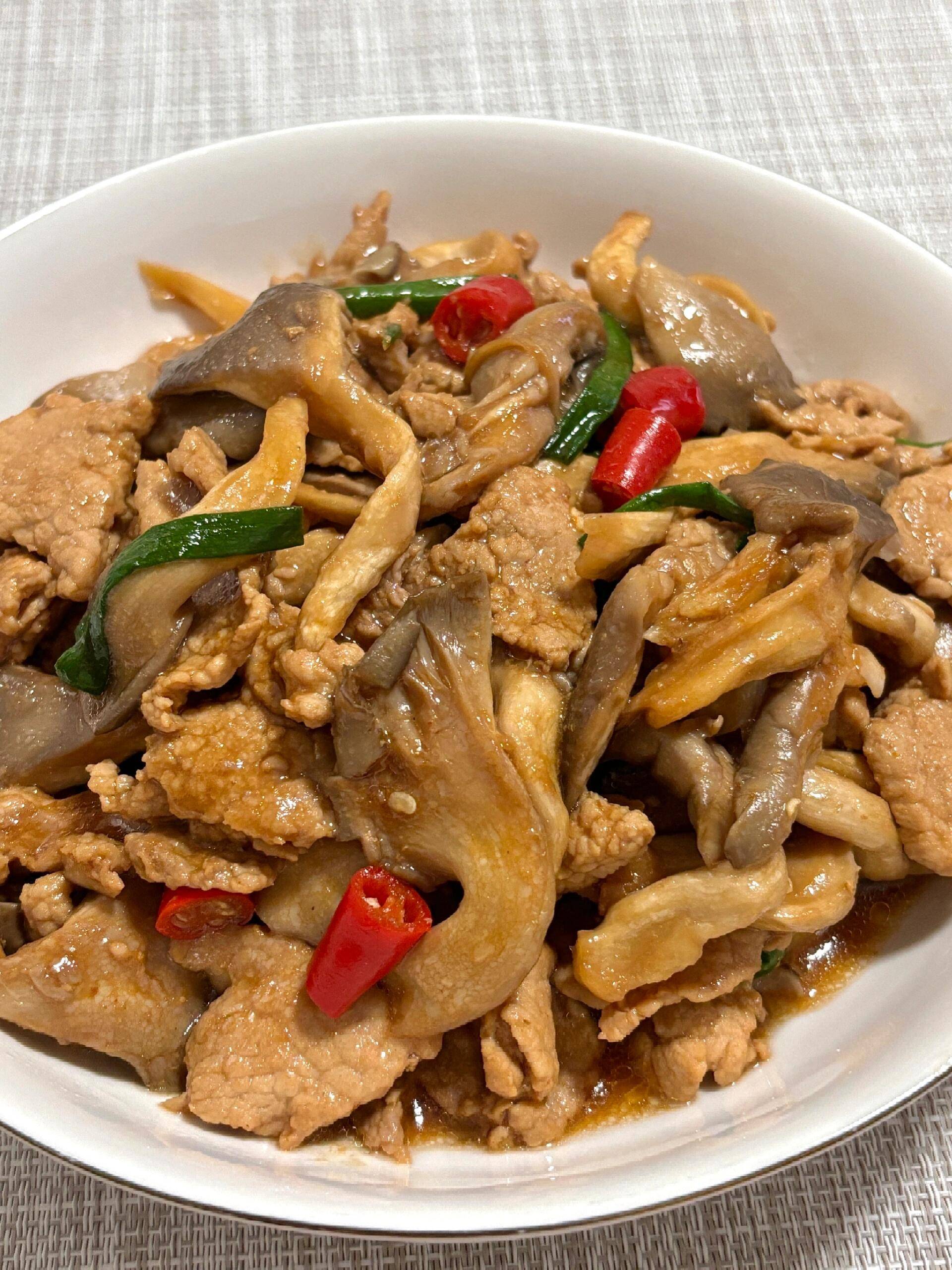 肉片嫩滑平菇鲜美真的泰下饭了