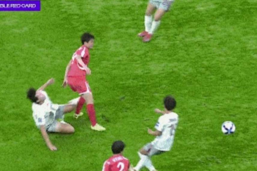 离谱至极！主裁判连续护短朝鲜，恶意犯规不罚，还提前吹停比赛