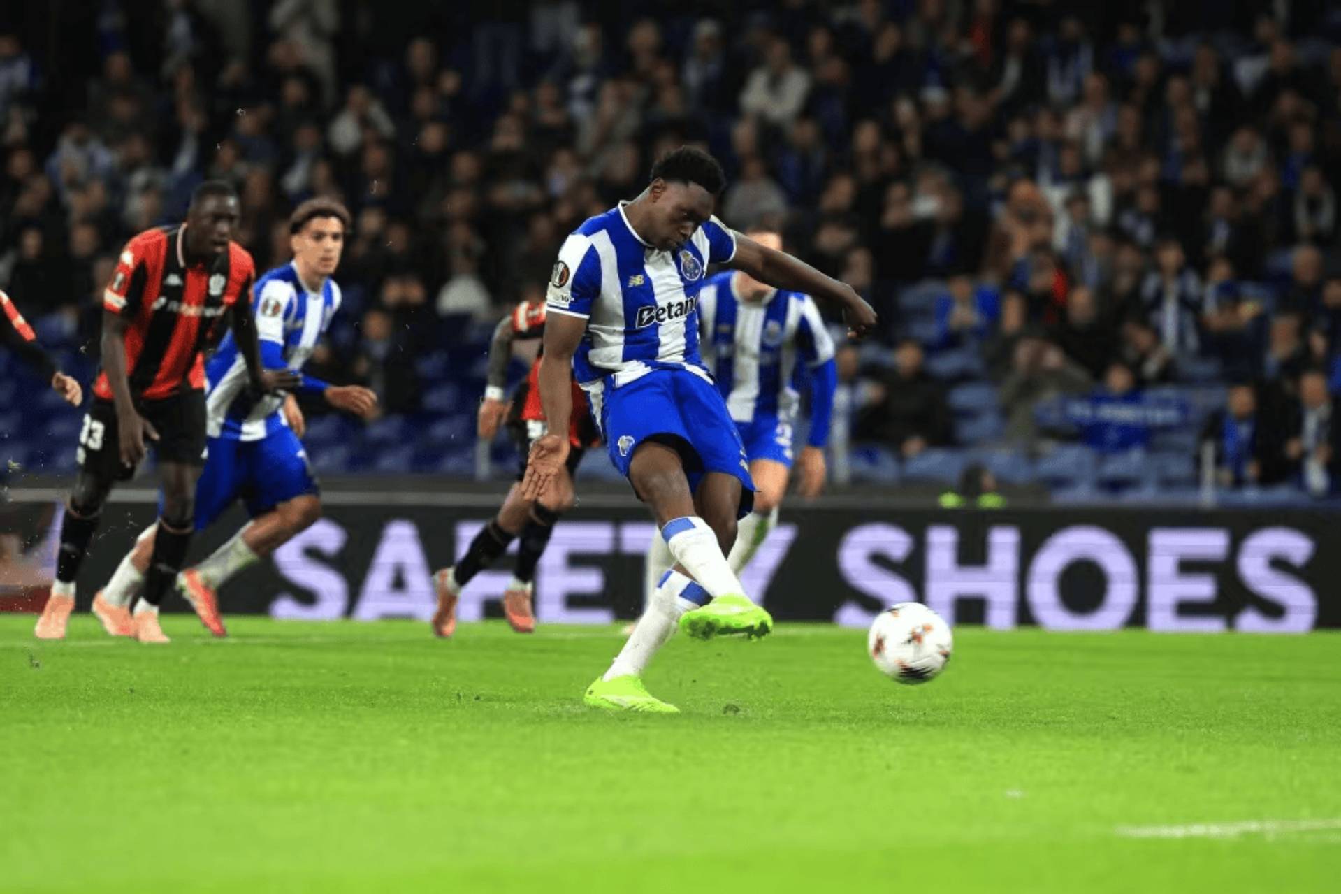 欧联杯焦点战：斯图加特 VS 波尔图，德甲主场龙撞上葡超铁壁，谁能抢下晋级生死先机？