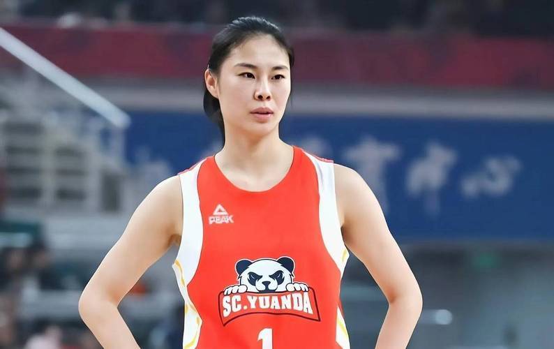 破案！中国女篮苦战真相，揪出她0贡献，王思雨为她牺牲大