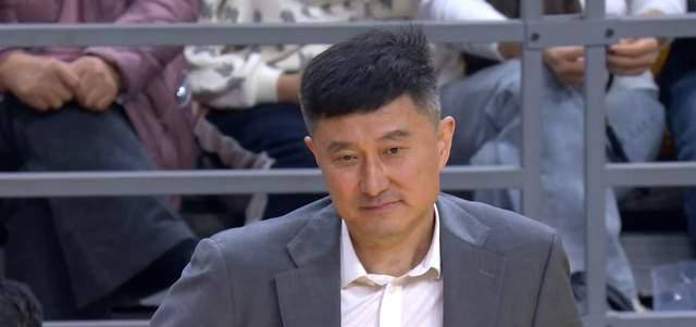 十一冠王为何被新疆队逆转？杜锋直指4人问题，深刻揭示输球根源，该清醒了