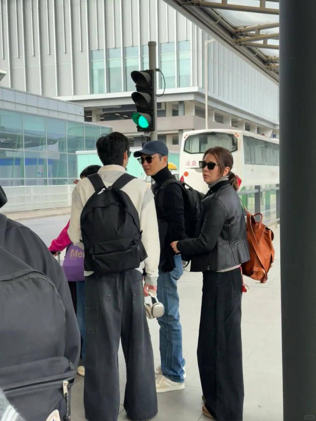 張智霖一家三口早前在機場被網民野生捕獲,19歲的魔童身高目測1米85。(小紅書截圖)
