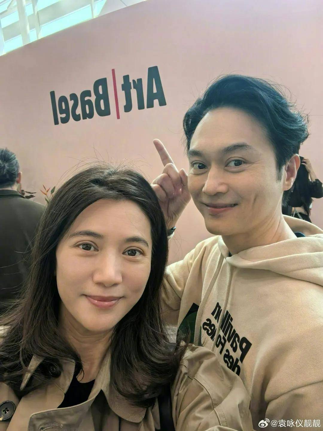 張智霖(Chilam)和太太「靚靚」袁詠儀結婚多年,一直是圈中模範夫妻。(微博@袁詠儀靚靚)