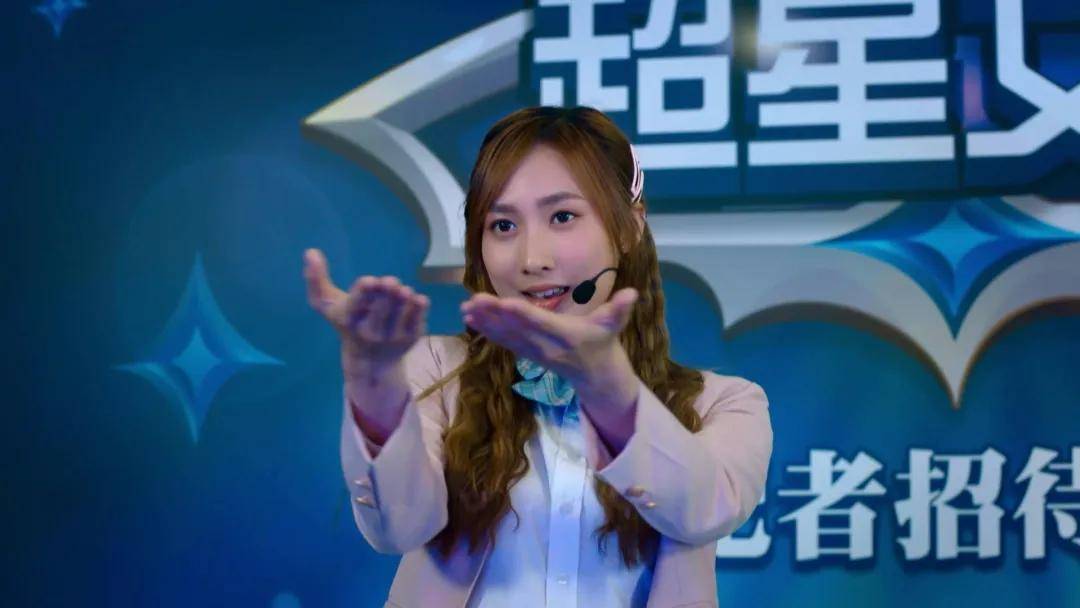 Yumi在電視劇《臥底嬌娃》中，飾演一名缺乏自信的少女「劉寶怡」，與舞台上自信滿滿的她不同。（《臥底嬌娃》劇照）