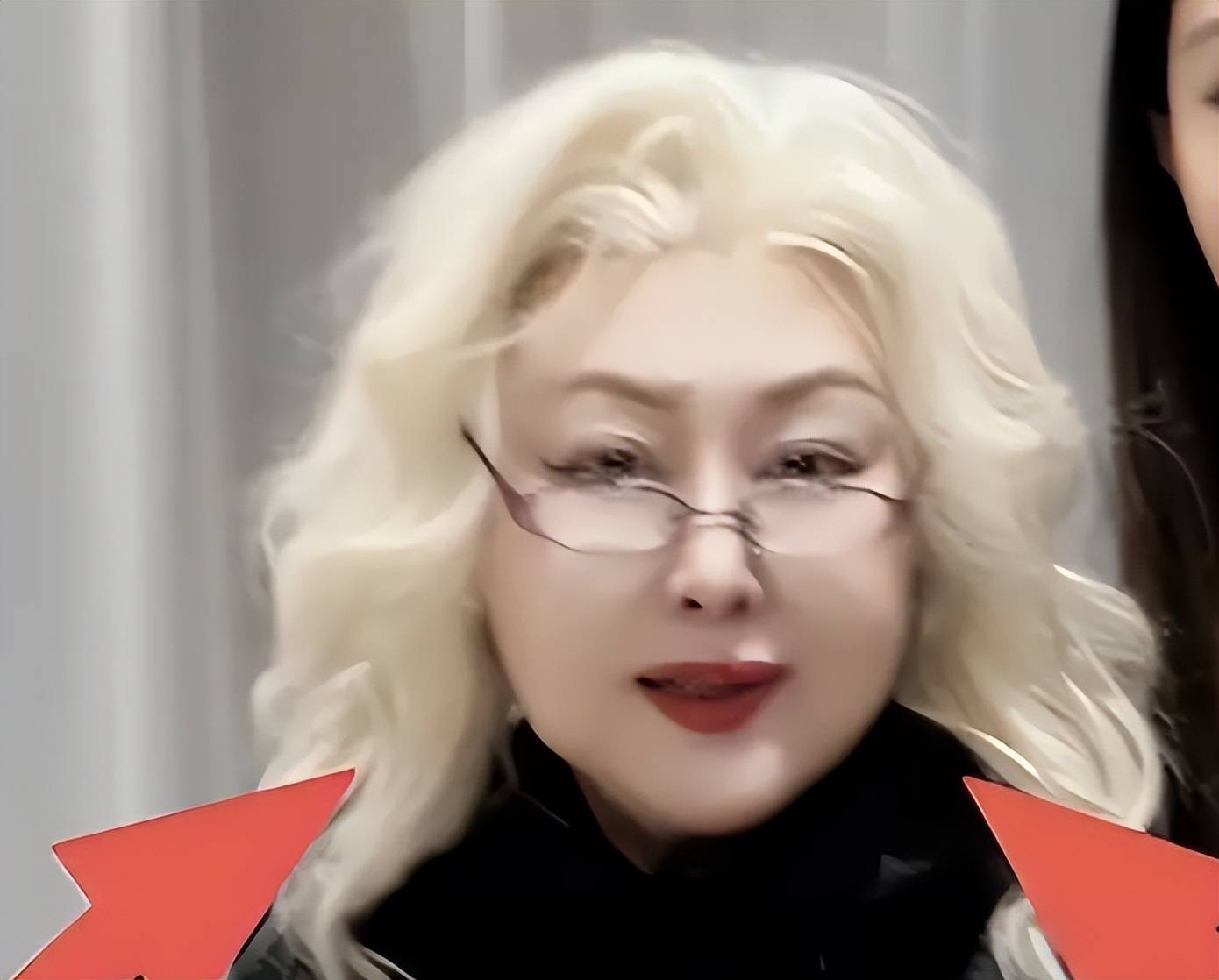 斯琴高娃学刘晓庆？金黄发色大红唇 开始拍短剧