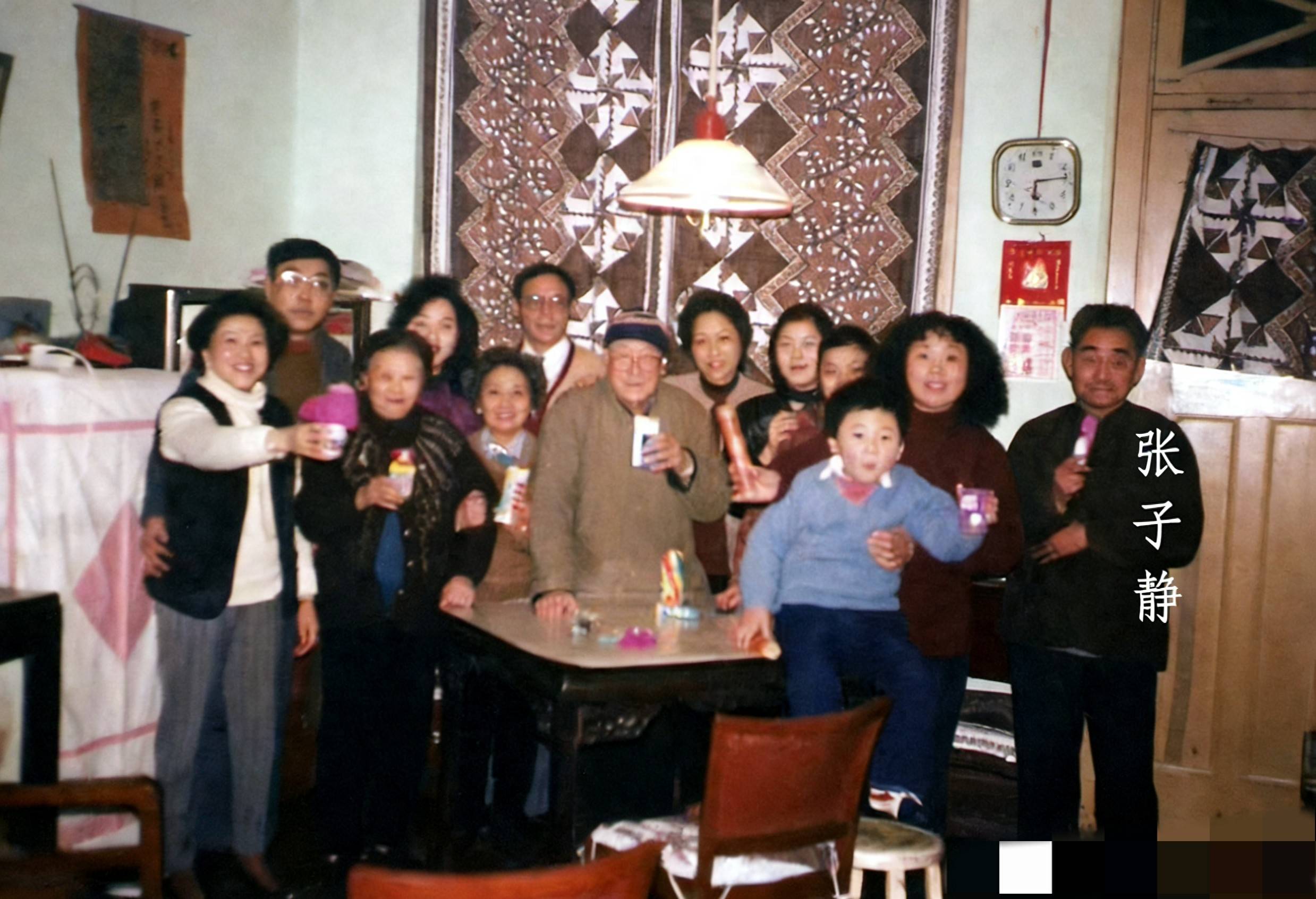 90年代，张爱玲弟弟参加聚会：站在角落 一张罕见留影 终生未婚