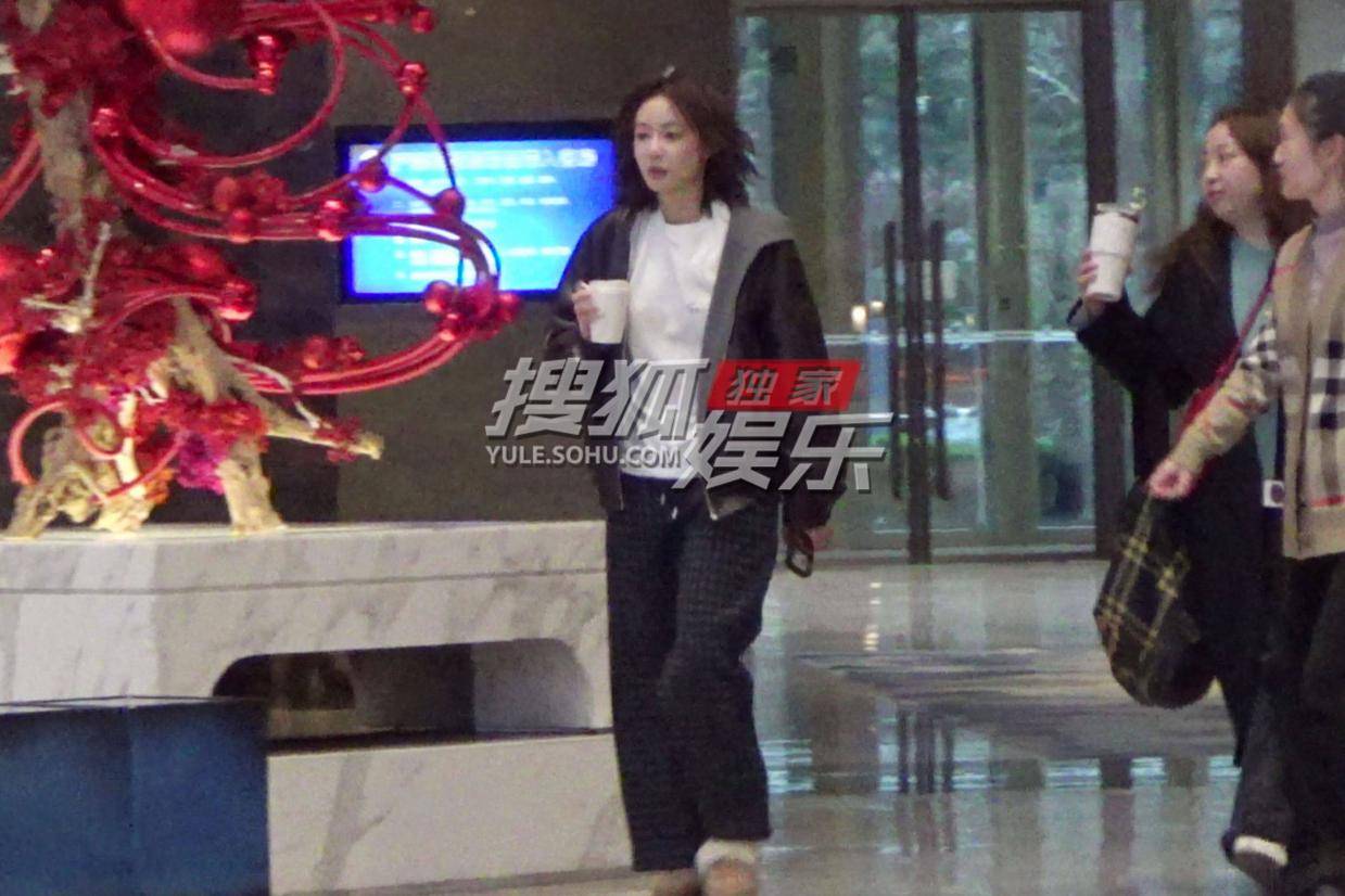 高叶酒店出发奔赴片场开工 活力四射笑容超甜引期待