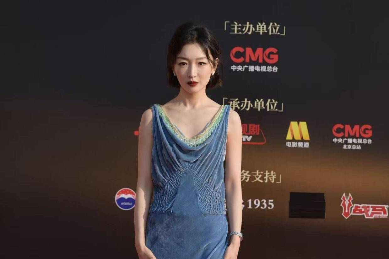 周冬雨红毯惊艳亮相，从容回应“隐婚生子”传闻