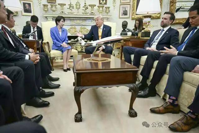 美国总统唐纳德·特朗普周四在白宫椭圆形办公室会见日本首相高市早苗。
