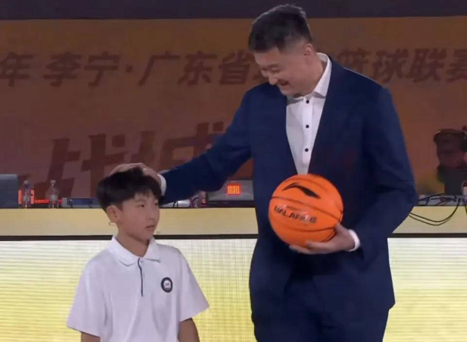 杜锋客战上海身兼多职“往返广东”引发热议 球迷质疑能否专注备战