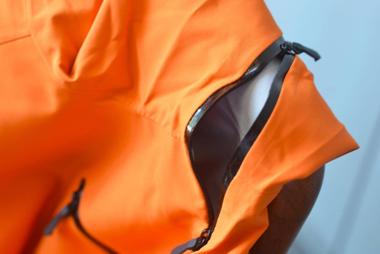 重装越野7防Vbrex冲锋衣测评：罕见平价却死磕专业发烧性能而爆火