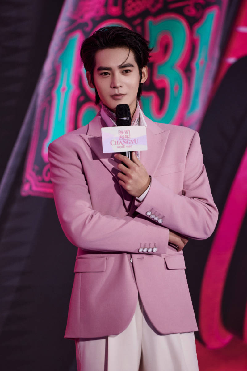 于适成都活动粉色西装惊艳全场 朗诵《将进酒》展现文人风采