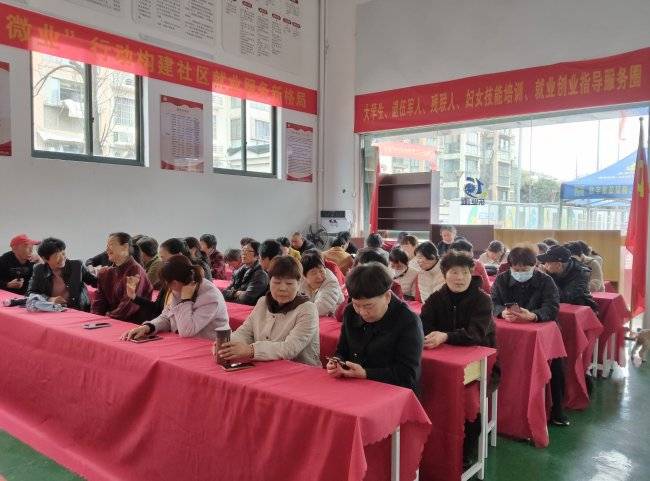 春风送岗促就业 数字赋能筑未来 ——梨洲街道2026年春季就业服务专项行动顺利举办(图4) 春风送岗促就业 数字赋能筑未来 ——梨洲街道2026年春季就业服务专项行动顺利举办(图4)