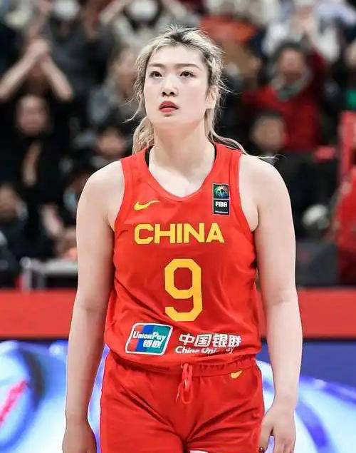 即将出国征战，李梦正式发声：下家三选一，篮协领导点赞，宫鲁鸣看懂玄机