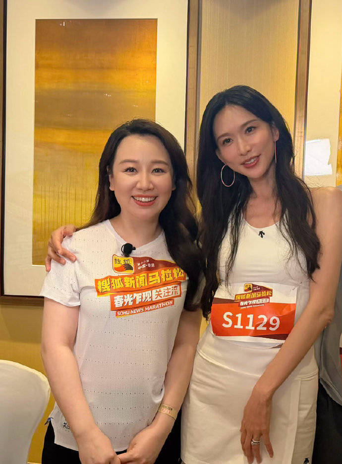 关玲香港活动巧遇林志玲 笑谈15年前婚纱照撞脸趣事：30斤体重差见证岁月沉淀