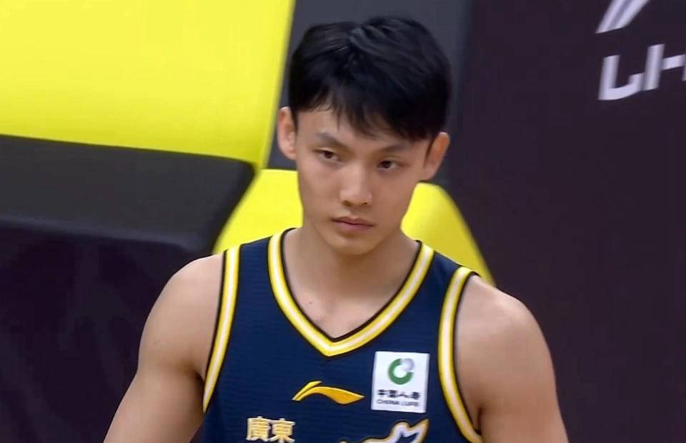 徐杰：我们每个人都应专注比赛，逐步提升自己和球队的状态