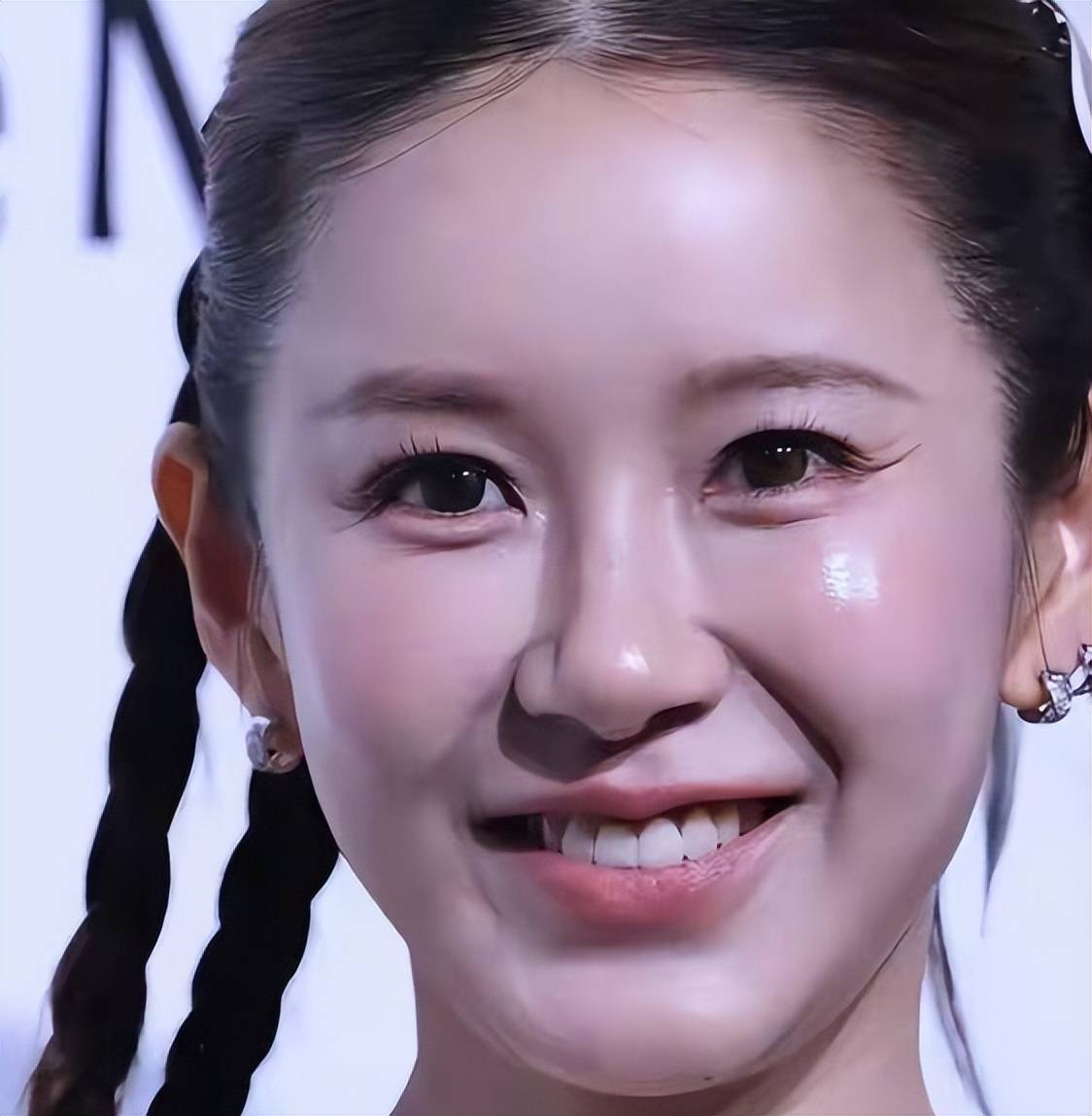 陈赫老婆张子萱久违出席活动一袭白裙扎着双马尾看着又老又小