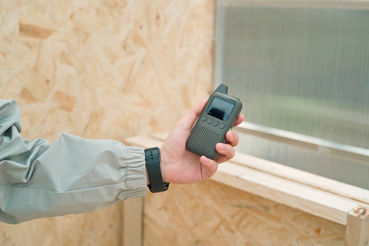 打破距离枷锁!极蜂公网对讲机QM01,一款远程通讯利器