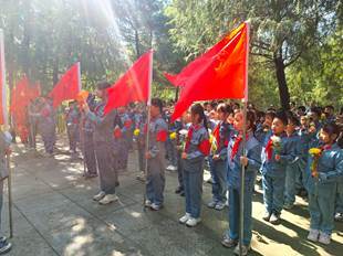 献唱《我们是共产主义接班人》,用歌声表达继承先辈遗志的决心。