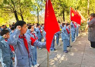 重温入队誓词并呼号,坚定理想信念。