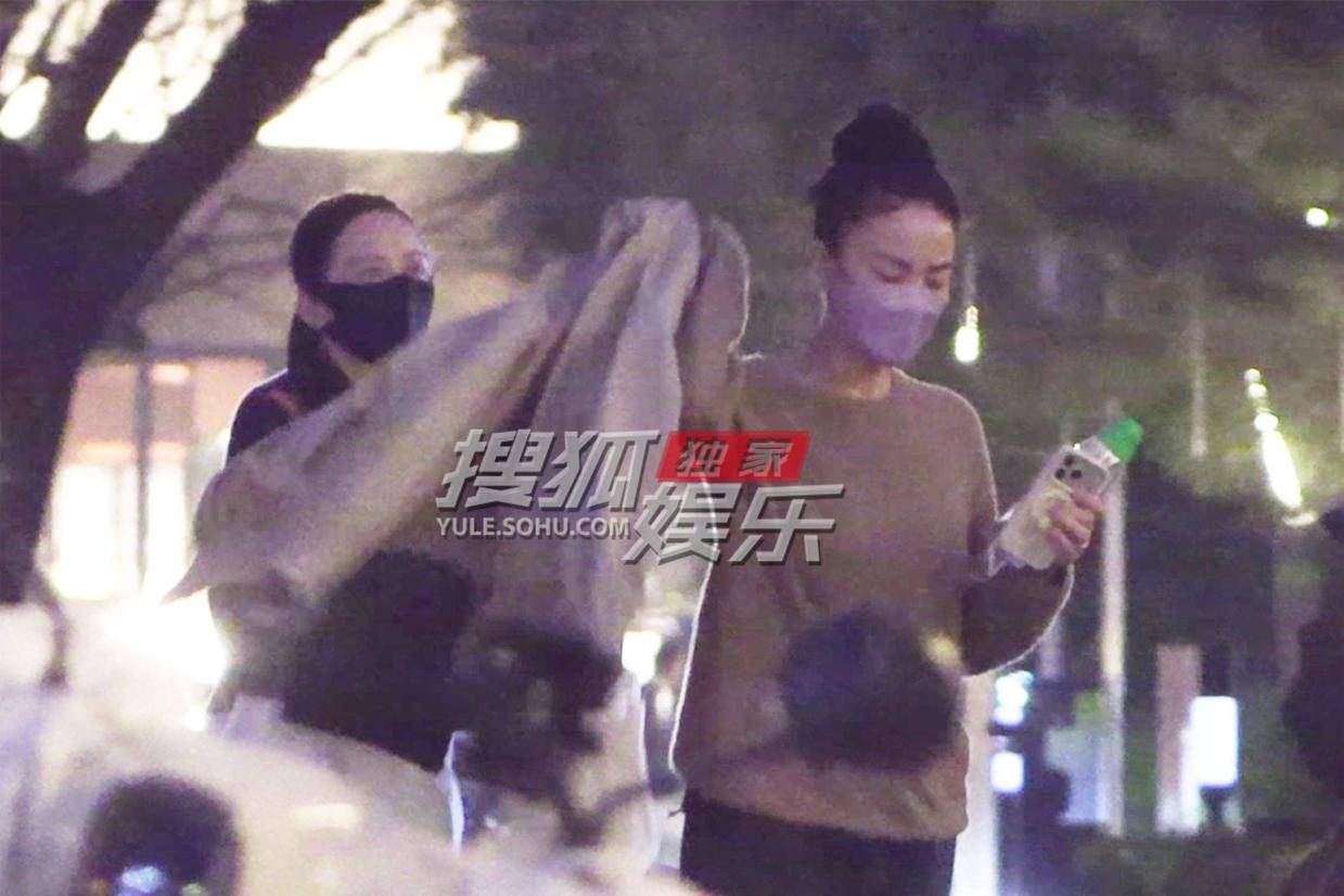 王菲俞飞鸿梦幻同框聚餐 气质女神似双生姐妹花