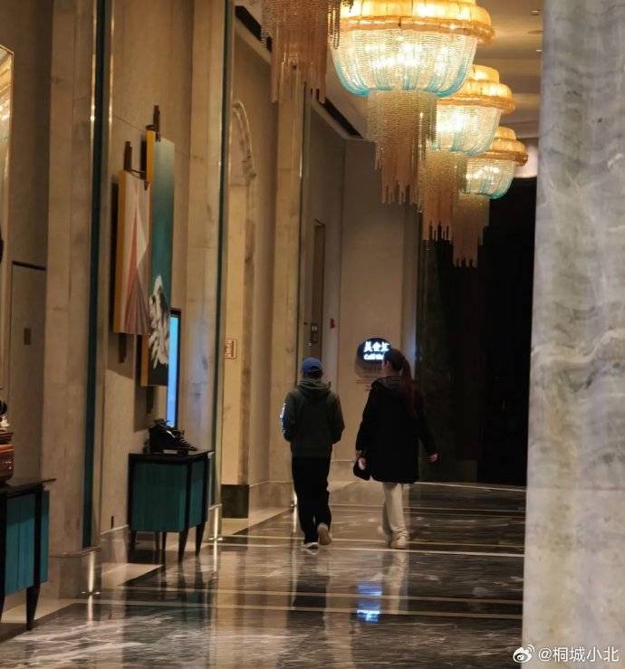 王宝强和女友开大G现身青岛，冯清本人又高又瘦，两人身高差吸睛 插图3