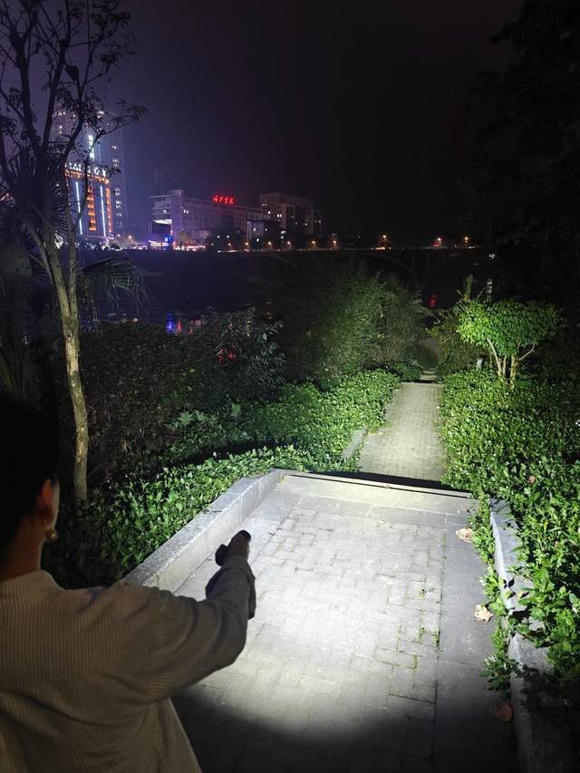 点亮黑暗的硬核伙伴——菲尼克斯C7 Pro全能强光手电深度体验