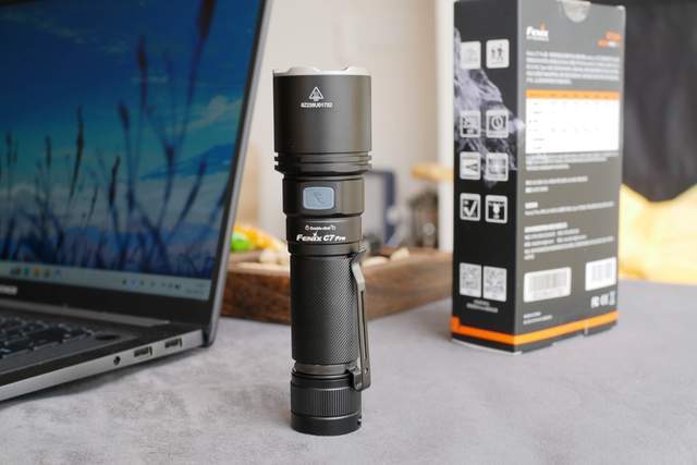 点亮黑暗的硬核伙伴——菲尼克斯C7 Pro全能强光手电深度体验