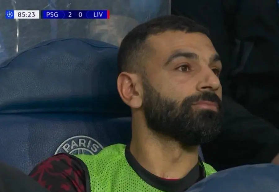 不争吵不喧闹！利物浦惨遭巴黎完败，萨拉赫坐冷板凳赛后拒绝采访默默离去