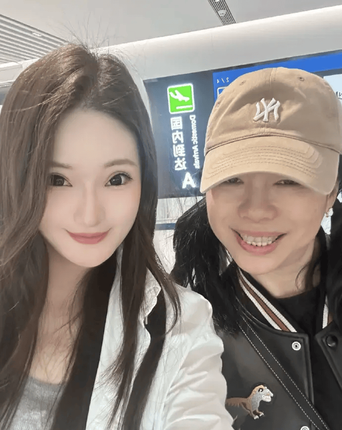 网友拿错黄绮珊行李箱 归还时获黄妈亲切合影暖人心