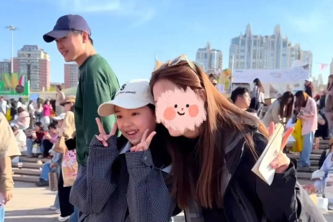 小酒窝与爸爸高云翔面包节偶遇，笑容灿烂尽显明星范儿