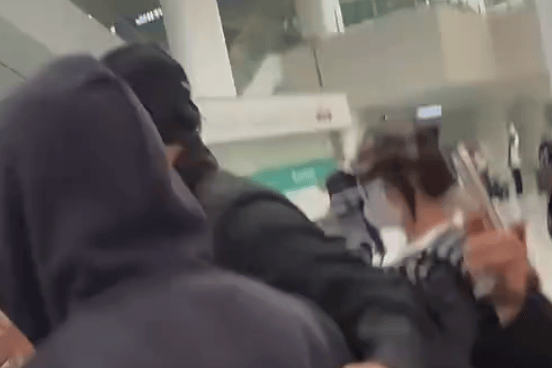 韩星李楷灿回国遭围堵被骂 此前被曝携女友国外游玩