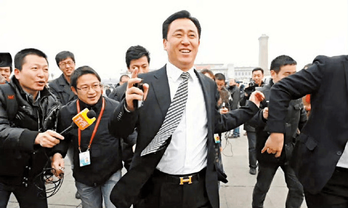 许家印受审扛下八条罪状：“前妻”逃往海外，长子行踪不明，超百亿家族资金仍难追回