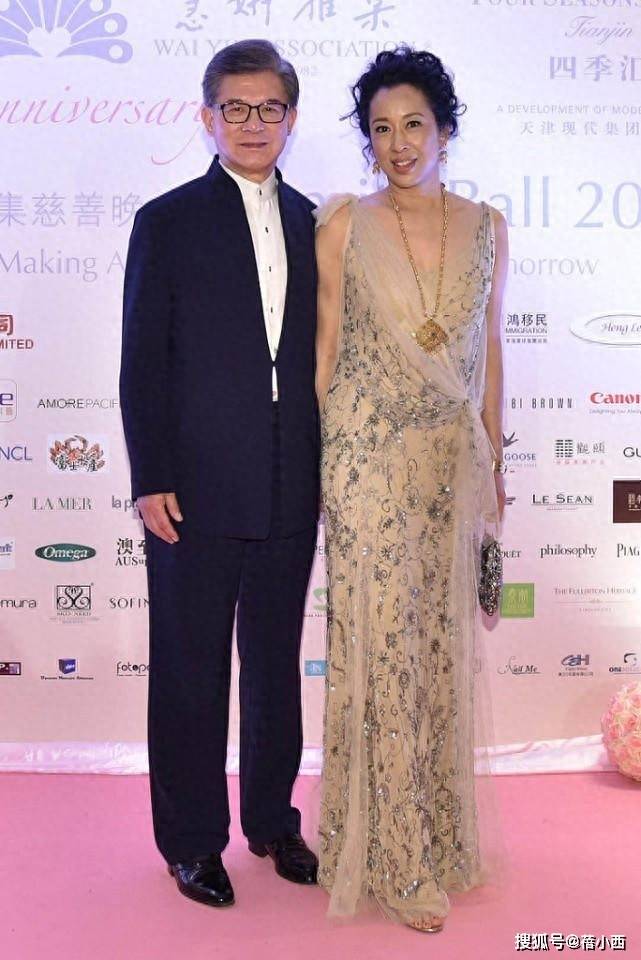 朱玲玲与二婚老公同框真敢穿,富态身材穿薄纱裙