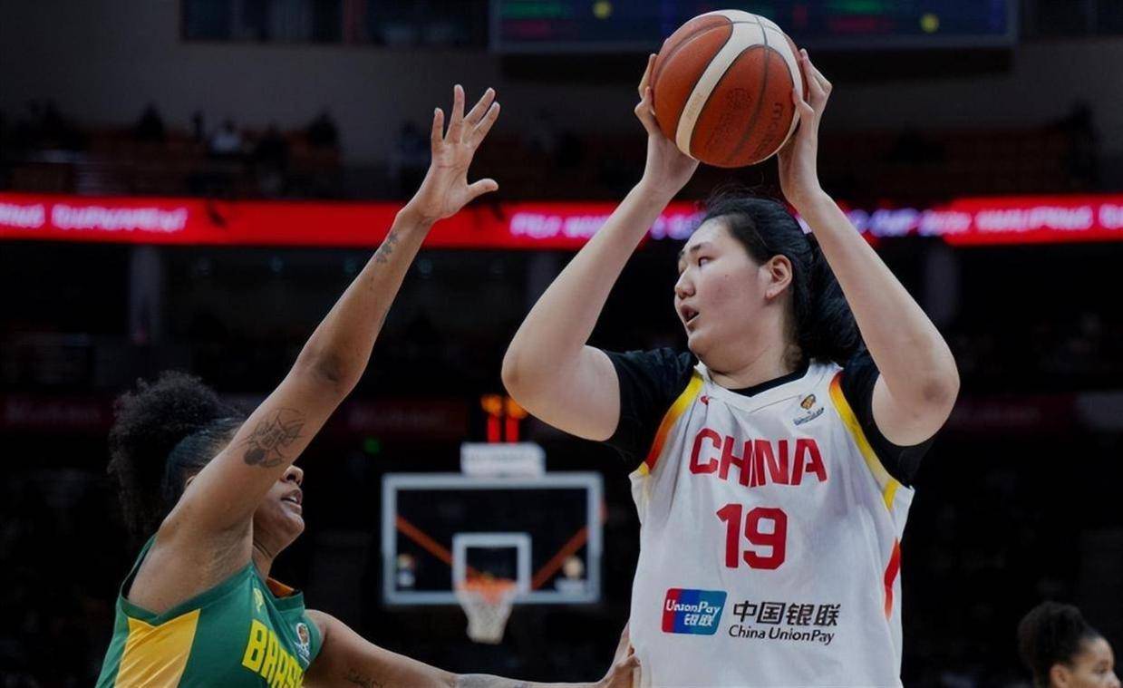 宫鲁鸣不再留手！中国女篮19人集训名单公布：6人上桌、3人下桌，24岁队长已赴海外