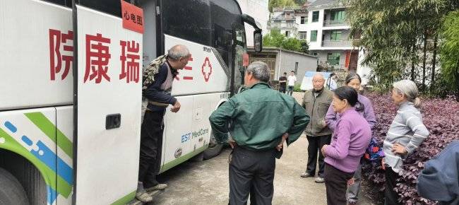 不用跑县城!兰溪瑞康送医下乡东西村老人家门口做全项体检(图2) 不用跑县城!兰溪瑞康送医下乡东西村老人家门口做全项体检(图2)