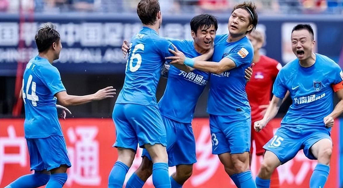 南通支云后防核心薛庆浩转会申花，迅速崛起成绝对主力，曾任队长并入选国足