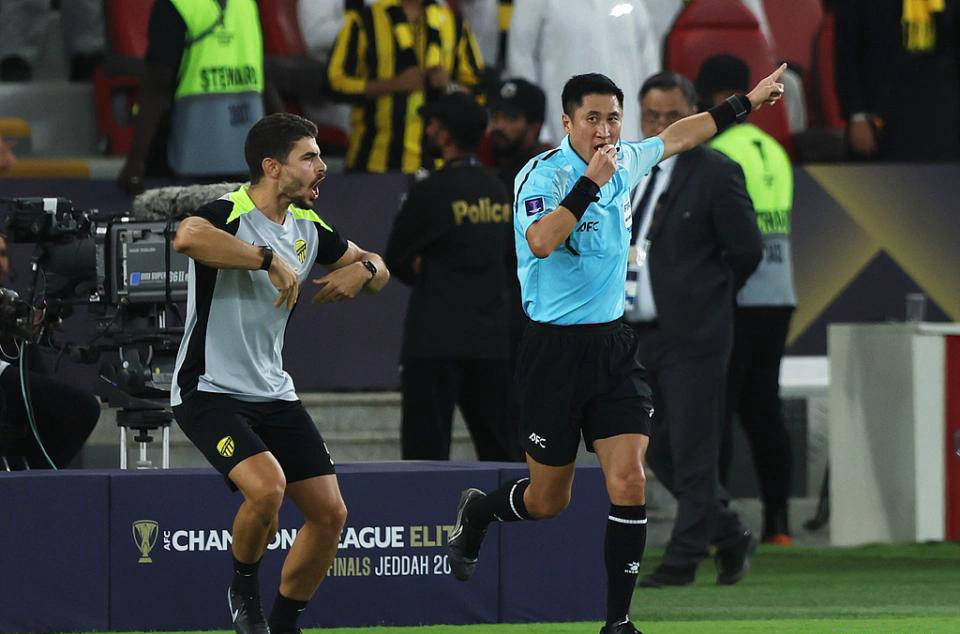 马宁因关键误判遭亚足联停赛，失去亚冠决赛主裁资格