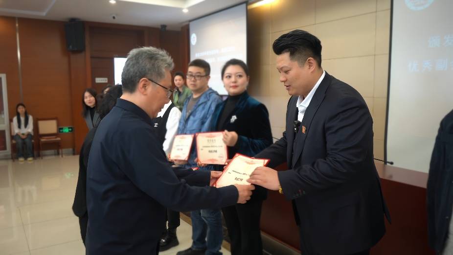 华夏国际拍卖收获先进单位、先进工作者，双奖加冕助力行业发展